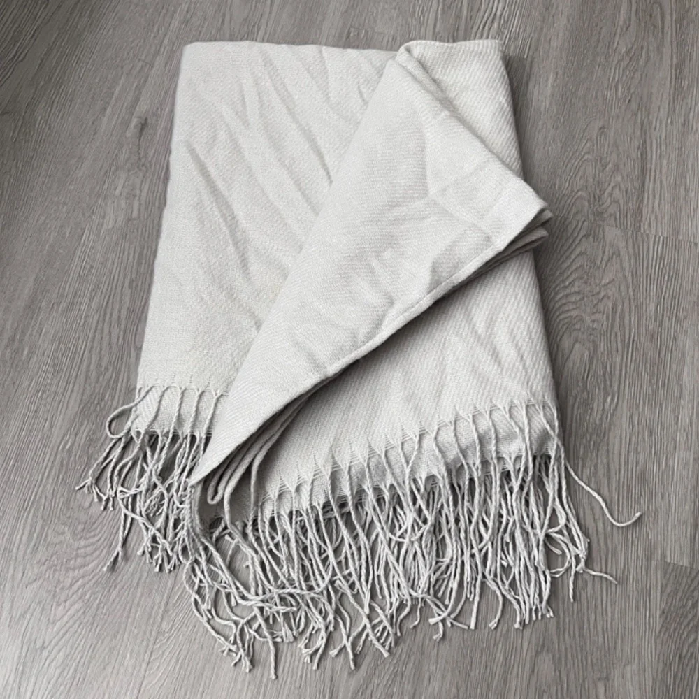 (NWOT) Women's Light Gray Fringed Striped Shawl/Blanket/Wrap